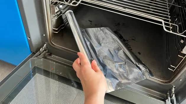 Jak wyczyścić piekarnik folią aluminiową i uniknąć trudnych plam