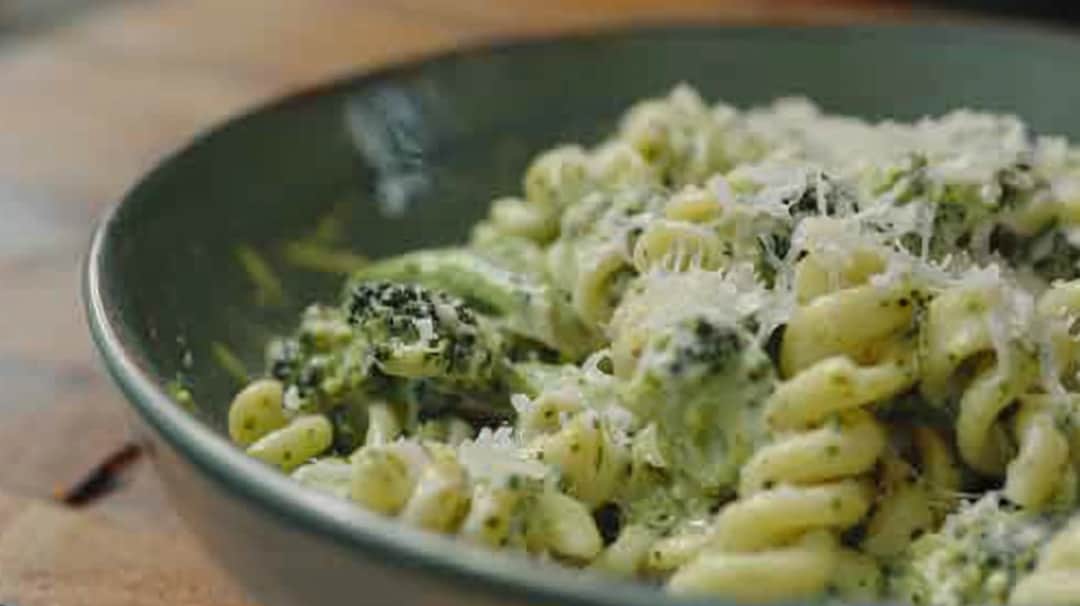 Makaron w sosie brokułowo-serowym: Jak zrobić to wyjątkowe danie?