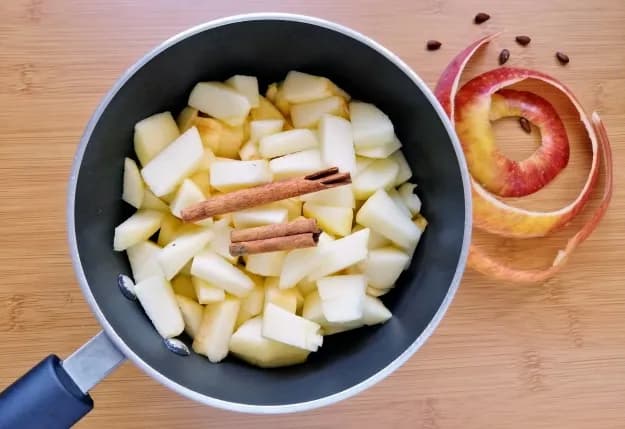 Na czym smażyć jabłka do szarlotki, aby uzyskać idealny smak?