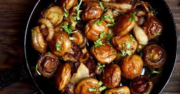 Poznaj dobór przypraw do sosu grzybowego - porady i wskazówki kucharza