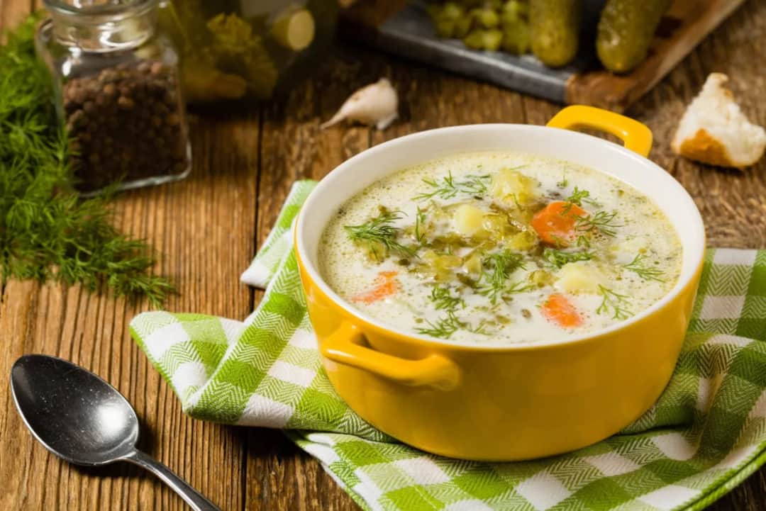 Jakiej przyprawy nie wolno dodawać do zupy ogórkowej, by nie zepsuć smaku?