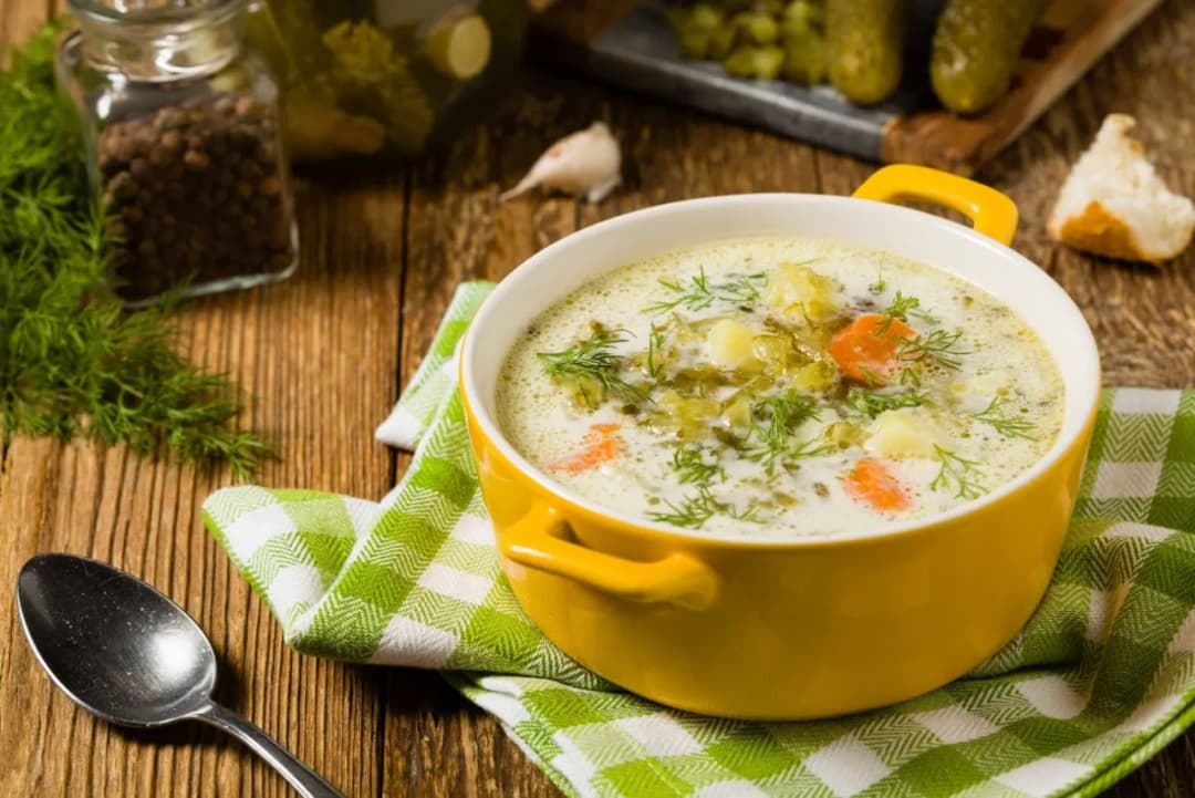 Jakiej przyprawy nie wolno dodawać do zupy ogórkowej, by nie zepsuć smaku?