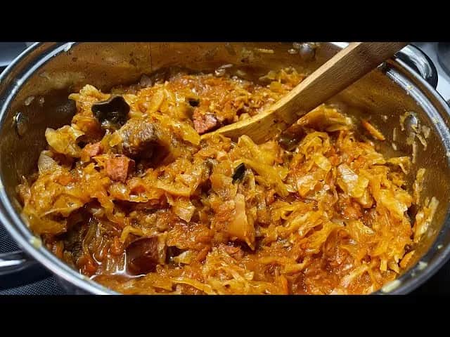 Bigos z pora: Tradycyjny przepis z nowoczesnym twistem