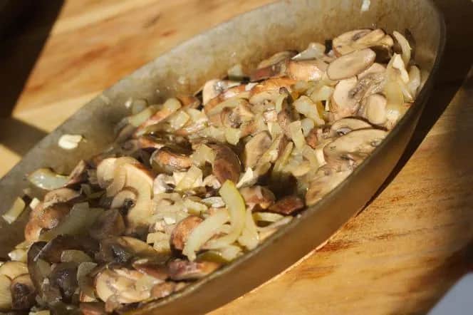 Smakowity cebularz z pieczarkami: prosty i sycący przepis