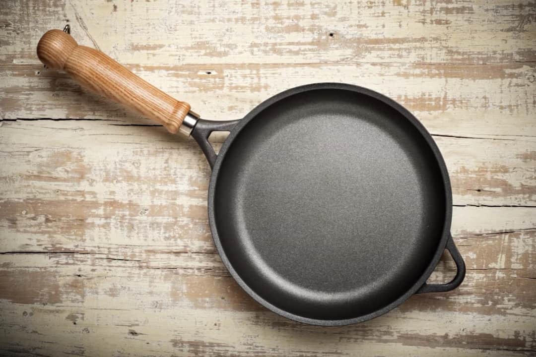 Jak usunąć teflon z patelni i uniknąć niebezpieczeństw związanych z usuwaniem