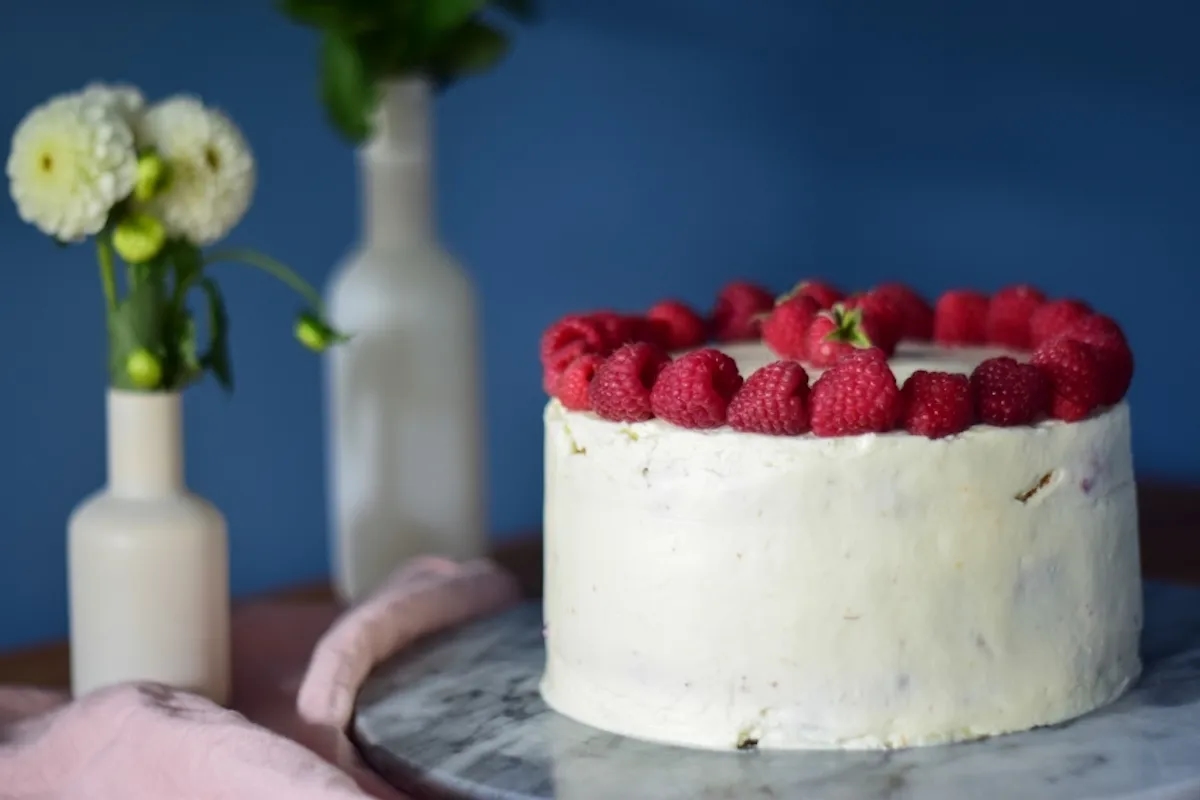 Jak zrobić tort malinowy - prosty przepis na pyszny deser bez błędów